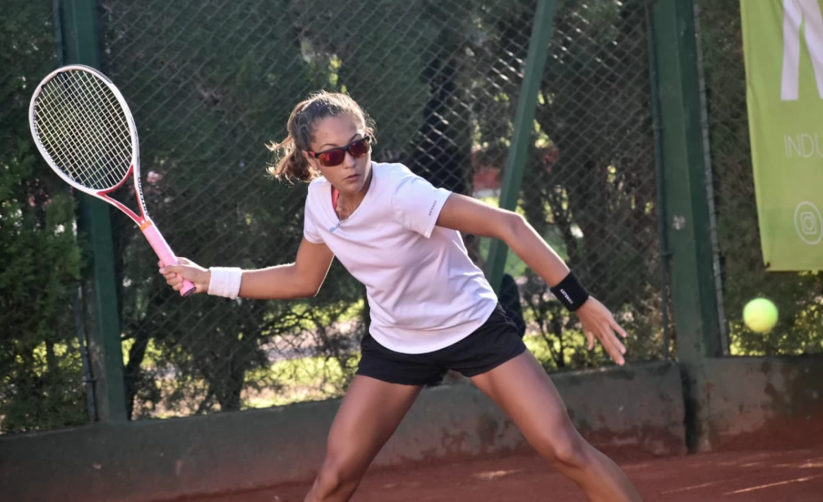 Luisina Giovannini, que cambió su pueblo por el sueño del tenis, desembarca en el WTA 125 de Tucumán. 
