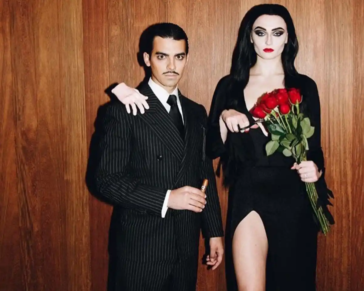 Joe Jonas y Sophia Turner de Morticia y Gomez de “Los Locos Addams” en 2018.
