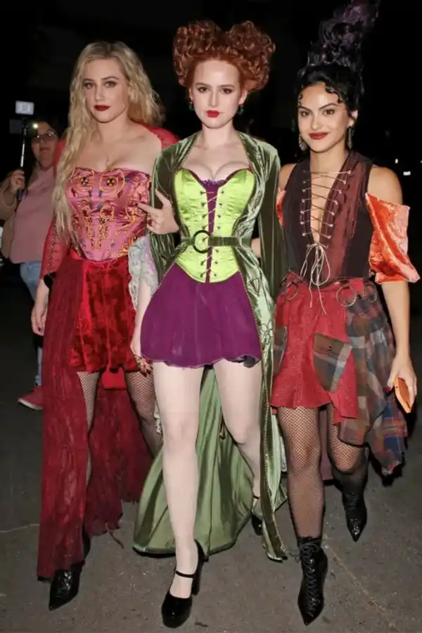 Lili Reinhart, Madeline Petsch y Camila Mendes de las brujas de “Abracadabra” en 2022.