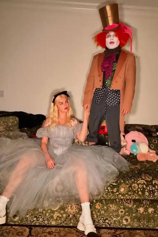 Selena Gomez y Beni Blanco de Alicia y el Sombrerero en 2024.