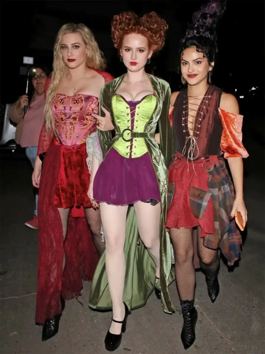Lili Reinhart, Madeline Petsch y Camila Mendes de las brujas de “Abracadabra” en 2022.