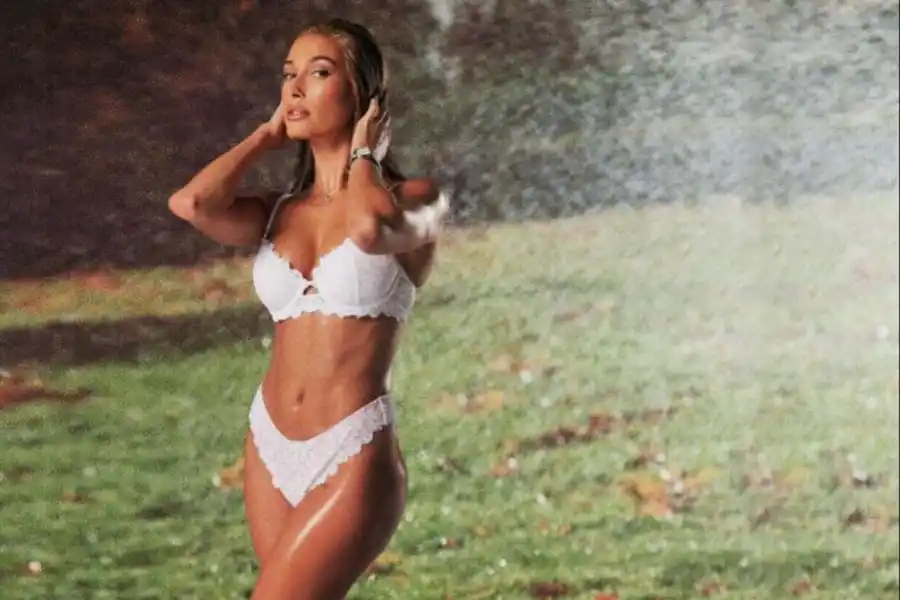 Hailey Bieber de Carmen Electra de “Scary Movie” en 2023.