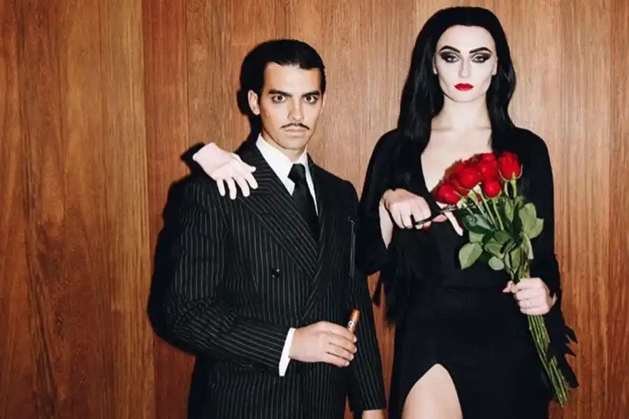 Joe Jonas y Sophia Turner de Morticia y Gomez de “Los Locos Addams” en 2018.