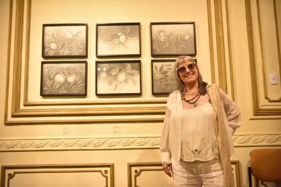 LA NOCHE DE LA INAUGURACIÓN. Moreiro posa junto a algunas de las creaciones que trajo a Tucumán.