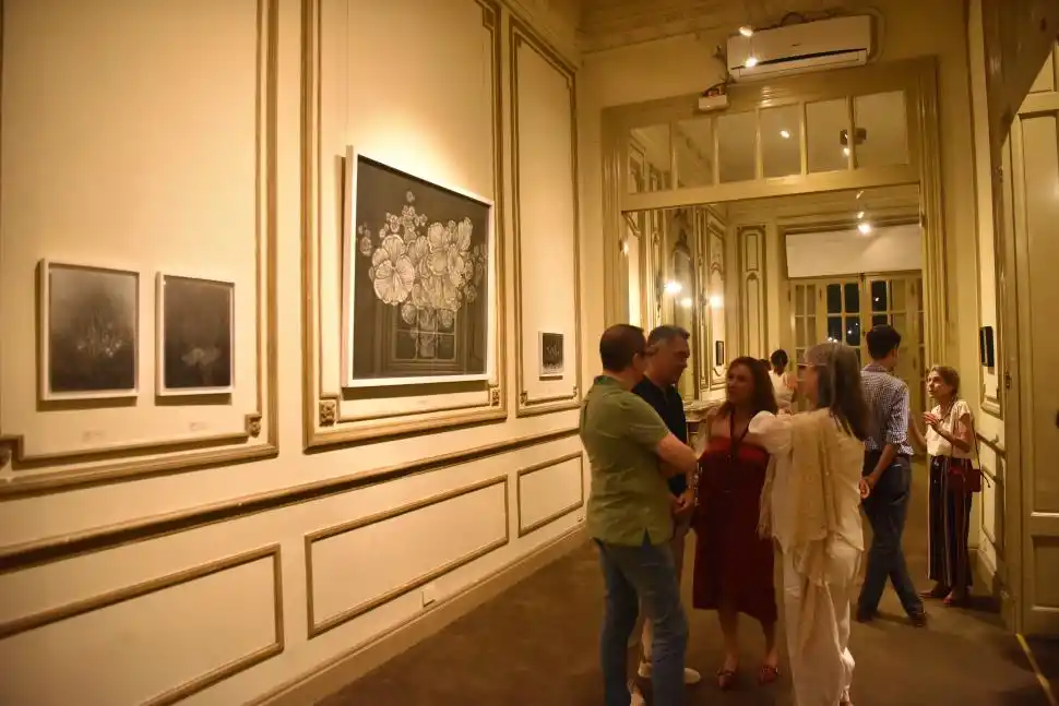 DURANTE EL CÓCTEL. El público acompañó la apertura en el Rougés.