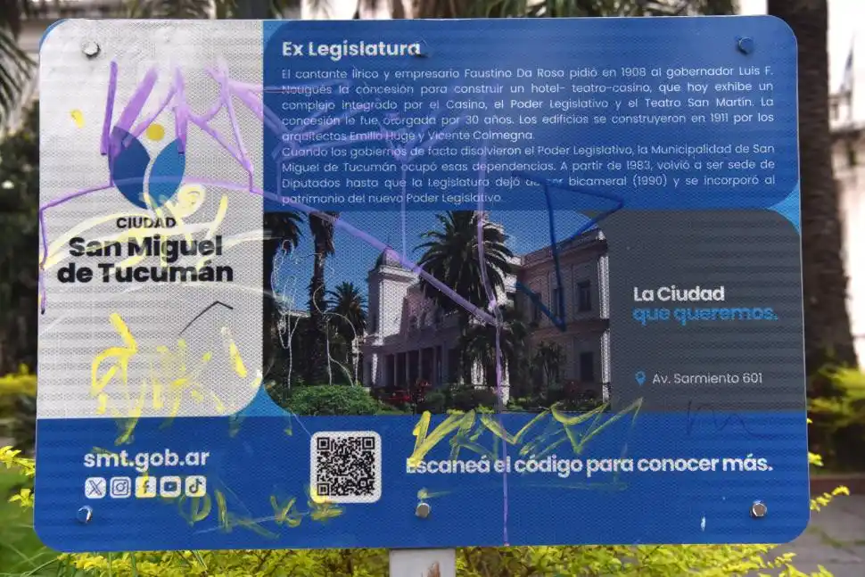 DESCUIDADO. El cartel en la vereda del edificio fue vandalizado.