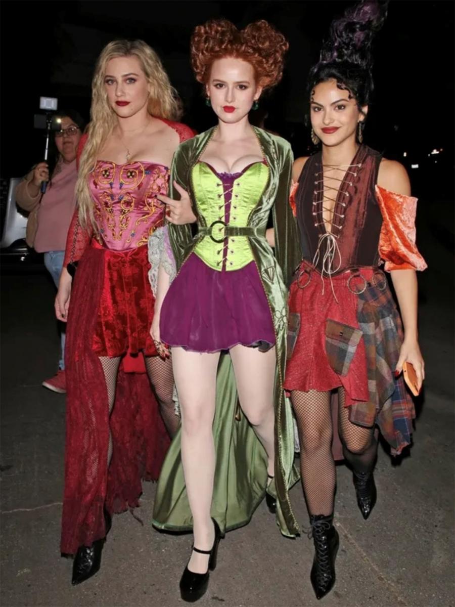 Lili Reinhart, Madeline Petsch y Camila Mendes de las brujas de “Abracadabra” en 2022.