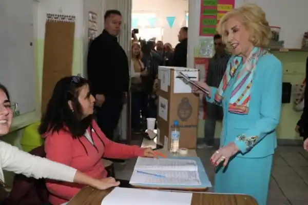 A sus 98 años, Mirtha Legrand fue a votar: Me vestí con los colores de la patria