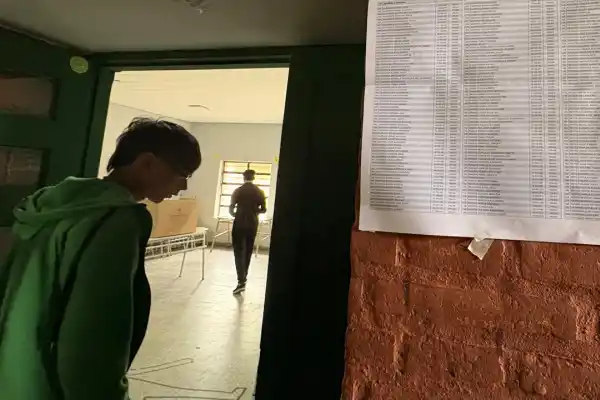 600x400_un-poco-de-nervios-iago-mientras-esperaba-hermano-salga-votar-para-seguir-el--la-gaceta-1109657-155531.webp