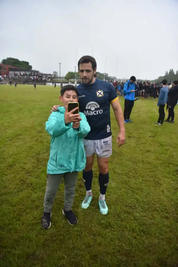 FAN. Un niño se toma una selfie con 