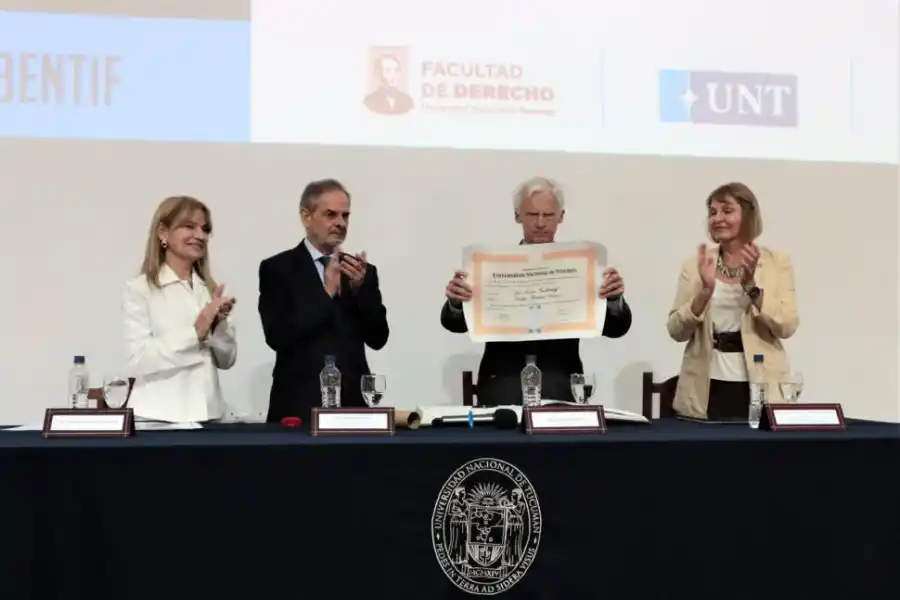 MÁXIMO RECONOCIMIENTO. El profesor visitante fue distinguido como Doctor Honoris Causa por la Universidad Nacional de Tucumán.