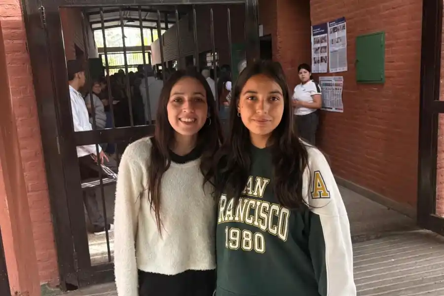 EMOCIONADAS. A la derecha está Itatí, junto a su hermana mayor, quien la acompañó a votar temprano. / LA GACETA