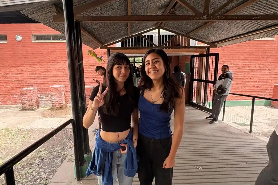 JÓVENES DE BURRUYACU. Las hermanas viajaron a Alderetes para votar por primera vez. / LA GACETA