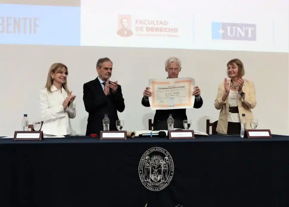 MÁXIMO RECONOCIMIENTO. El profesor visitante fue distinguido como Doctor Honoris Causa por la Universidad Nacional de Tucumán.