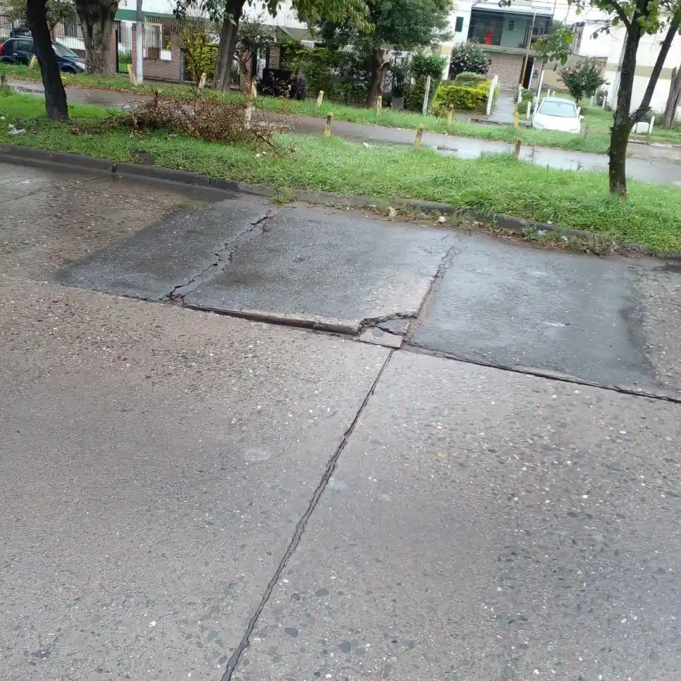 Pavimento levantado en avenida Roca al 2.580.