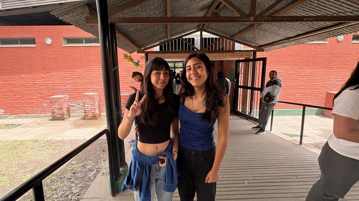 JÓVENES DE BURRUYACU. Las hermanas viajaron a Alderetes para votar por primera vez. / LA GACETA