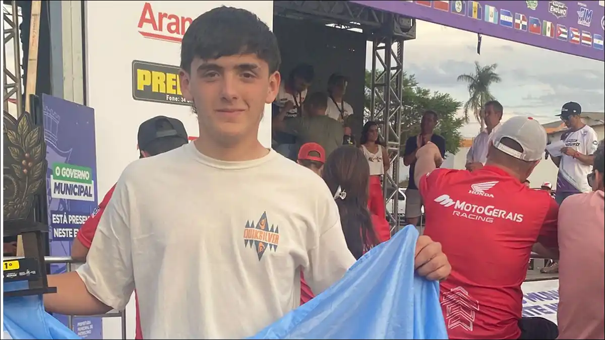 CELESTE Y BLANCA. Santiago Frías celebró su consagración en el Latinoamericano de enduro con la bandera argentina