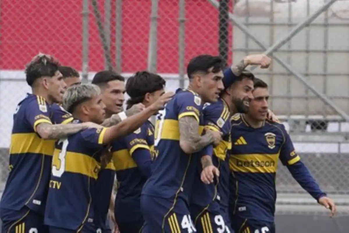 FESTEJO XENEIZE. Los jugadores de Boca celebran uno de los tantos convertidos por Milton Giménez en el triunfo ante Barracas Central.