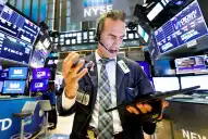 Sigue el envión poselectoral: el S&P Merval en dólares vuela 43% en tres días y el riesgo país perfora los 700 puntos