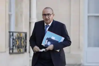 Un sospechoso por el robo del Louvre iba a salir del país