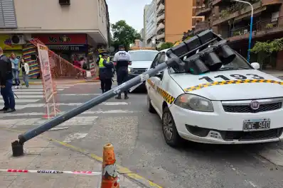 Peligro en pleno centro: un poste de semáforo cayó sobre un taxi