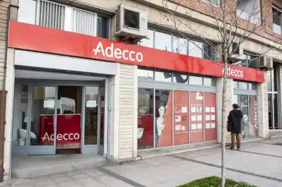 En España se buscan más de 8.000 trabajadores para almacenes, hostelería e industria: no piden experiencia