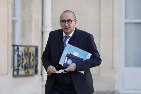 Un sospechoso por el robo del Louvre iba a salir del país