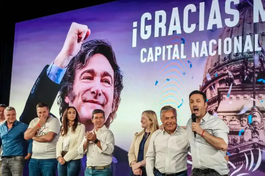 ALIADOS. Cornejo y Petri festejan en el escenario.