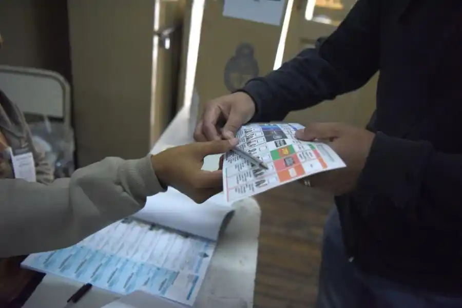 Presuntos pagos a votantes y ausencias de autoridades de mesa, claves de la jornada electoral