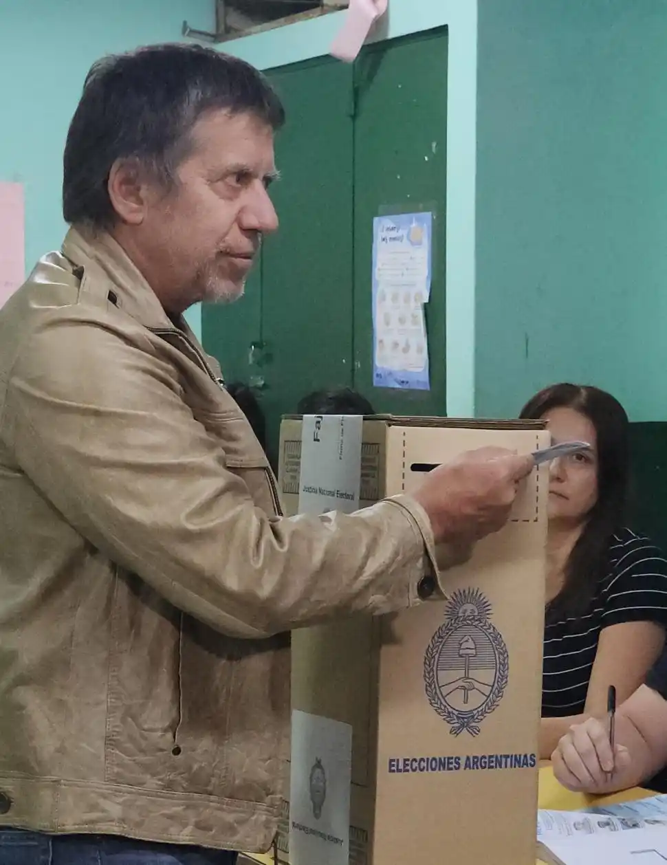 MOMENTO DEL VOTO. Ricardo Bussi fue uno de los perdedores de la jornada.