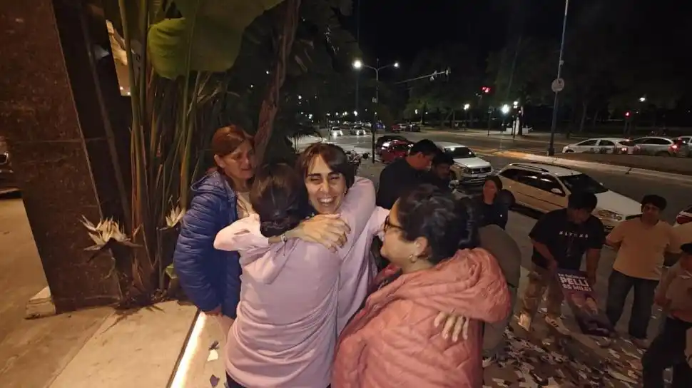 FELICIDAD. Molinuevo salió a celebrar con militantes de la Sección Este.