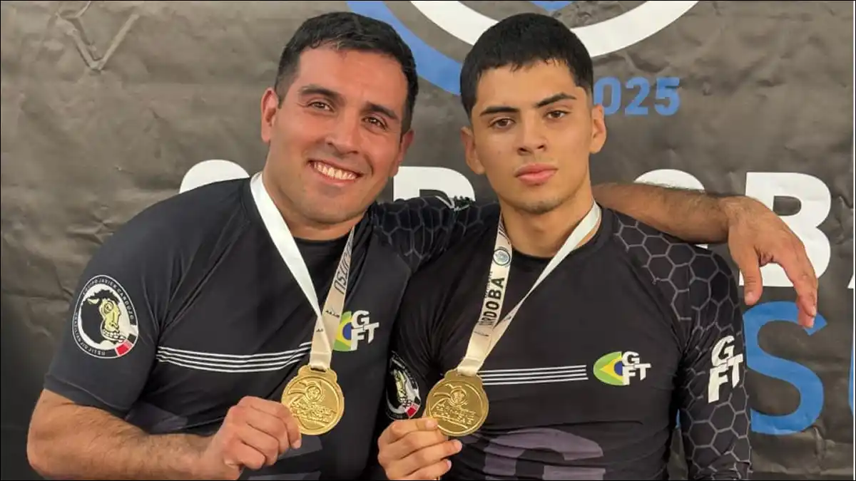 MAESTRO Y ALUMNO. Liendo comparte entrenamientos y competencias con Valentín Argañaraz, de 18 años, con quien viene de obtener seis medallas en el Open Córdoba.