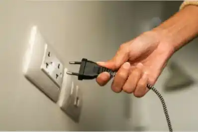 El electrodoméstico que no deberías dejar enchufado al salir de casa: los peligros de no desconectarlo