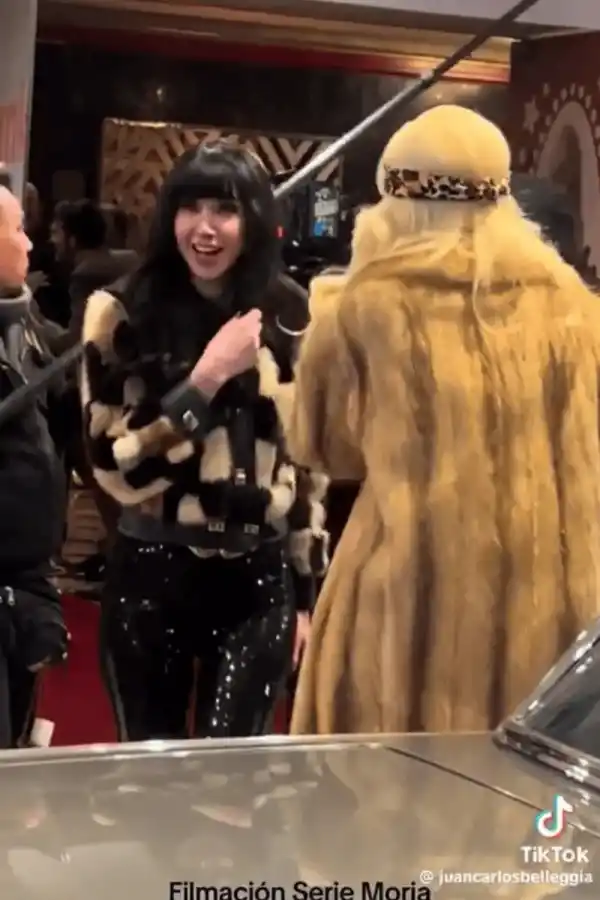 Se filtraron las primeras imágenes de la serie de Moria Casán: Sofía Gala interpreta a su madre