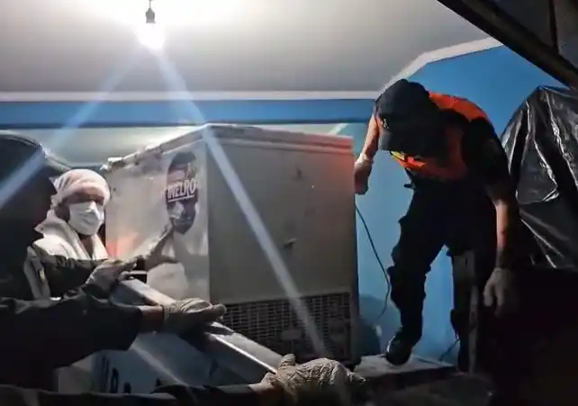 TRASLADO. El freezer donde ocultaron el cuerpo del contador.