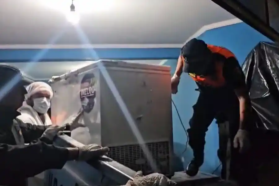 TRASLADO. El freezer donde ocultaron el cuerpo del contador.