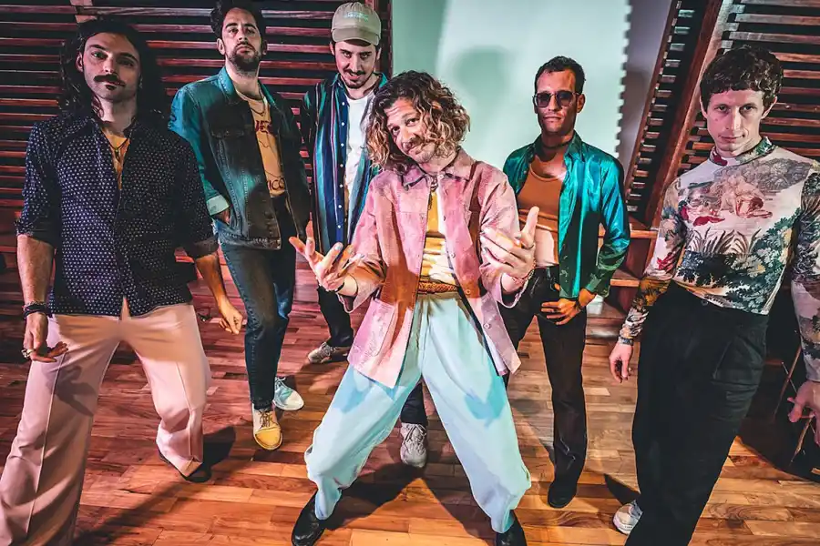 BÁNDALOS CHINOS. Aporta su pop elegante y bailable, con canciones que ya son himnos de la escena indie argentina. / DEEZER