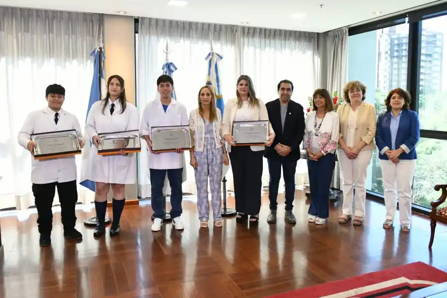DISTINCIÓN. Los tres alumnos del Colegio del sur de la provincia, junto a su profesora fueron distinguidos por la ministra de Educación, Susana Montaldo en la Legistura. Foto/ gentileza Prensa de la Legislatura.