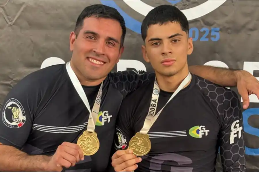 MAESTRO Y ALUMNO. Liendo comparte entrenamientos y competencias con Valentín Argañaraz, de 18 años, con quien viene de obtener seis medallas en el Open Córdoba.