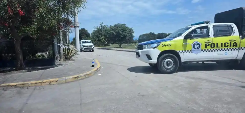MANIOBRA. La camioneta de la víctima fue abandonada en un barrio.