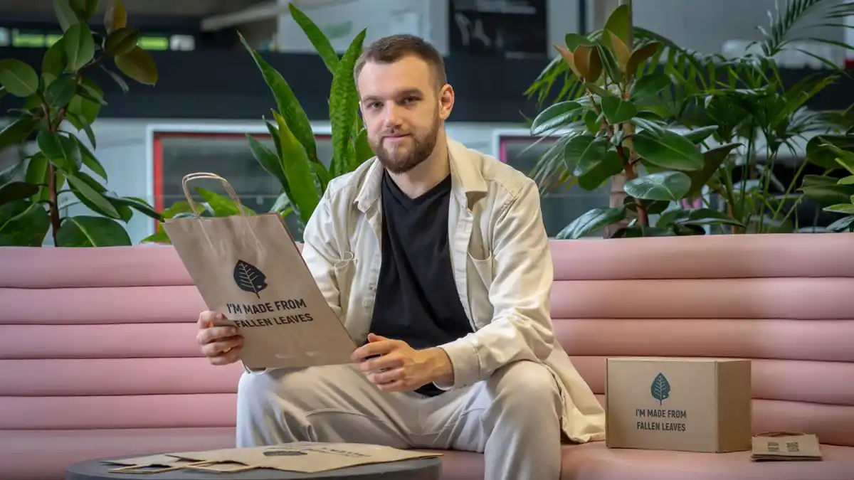INNOVACIÓN. El joven ucraniano creó Releaf Paper, una empresa que produce papel biodegradable a partir de hojas secas sin talar árboles.