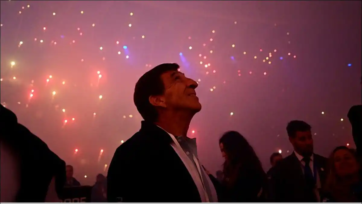 ORGULLO Y EMOCIÓN. Gustavo Costas observó el imponente marco en el Cilindro antes del inicio del partido, conmovido por el fervor de los hinchas que respondieron a su pedido de “hacer estallar Avellaneda”.