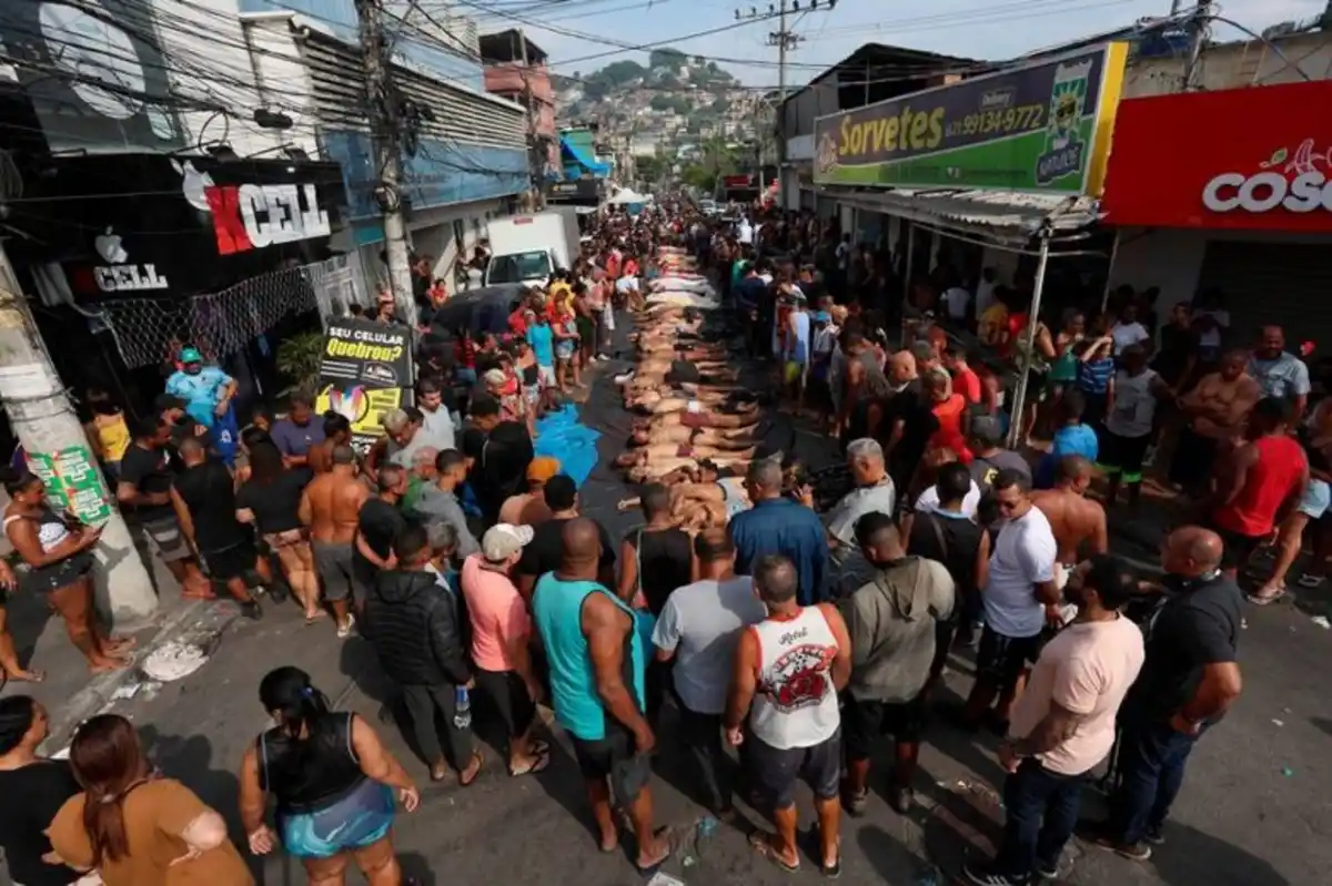 MÁS DE 100 MUERTOS. Decenas de cuerpos alineados por los vecinos tras la masacre de Río - GDA