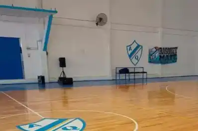 Tragedia en Buenos Aires: un niño de 8 años quedó con muerte cerebral tras caerle un arco de handball encima