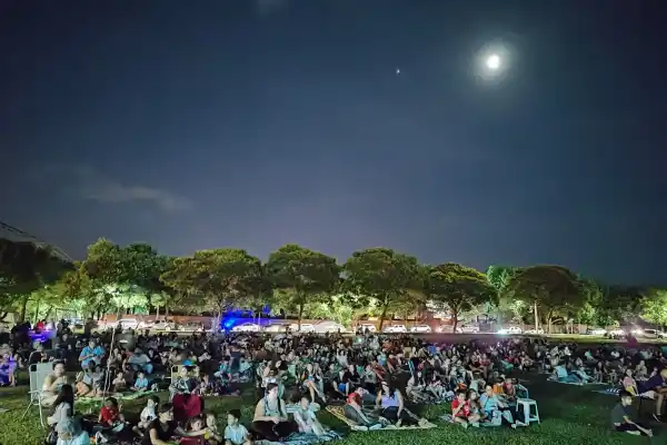 De todo en Yerba Buena: cine de Tim Burton, música bien tucumana, deporte y concientización