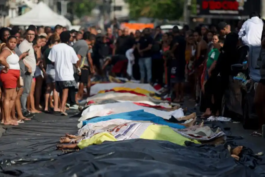 Cuerpos en las calles de Río de Janeiro (REUTERS/Ricardo Moraes)