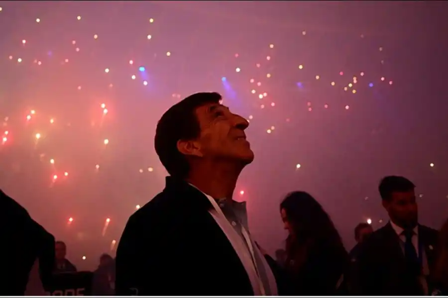 ORGULLO Y EMOCIÓN. Gustavo Costas observó el imponente marco en el Cilindro antes del inicio del partido, conmovido por el fervor de los hinchas que respondieron a su pedido de “hacer estallar Avellaneda”.