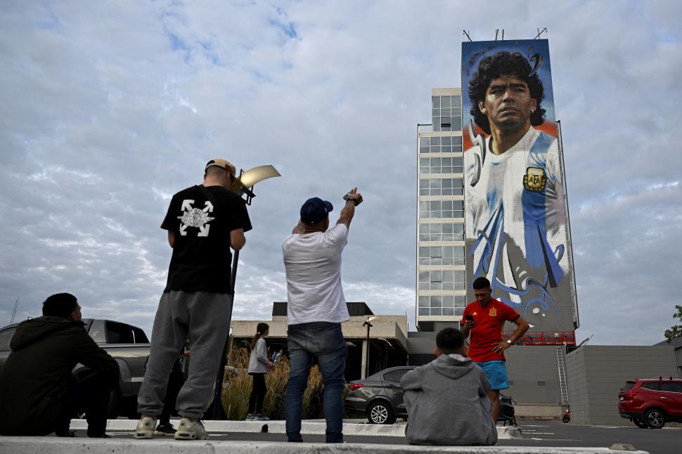 OBSEQUIO. En Canning, a las afueras de Buenos Aires, el artista Maximiliano Bagnasco le regaló este mural a la familia.