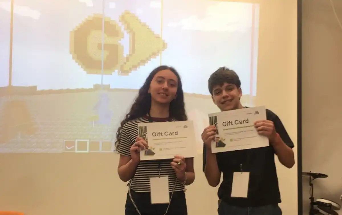 CON SUS PREMIOS. Los chicos ya recibieron sus kits gamers, que incluyen audífonos, teclado, mousepad y mouse gamer. / CORTESÍA GLOBANT