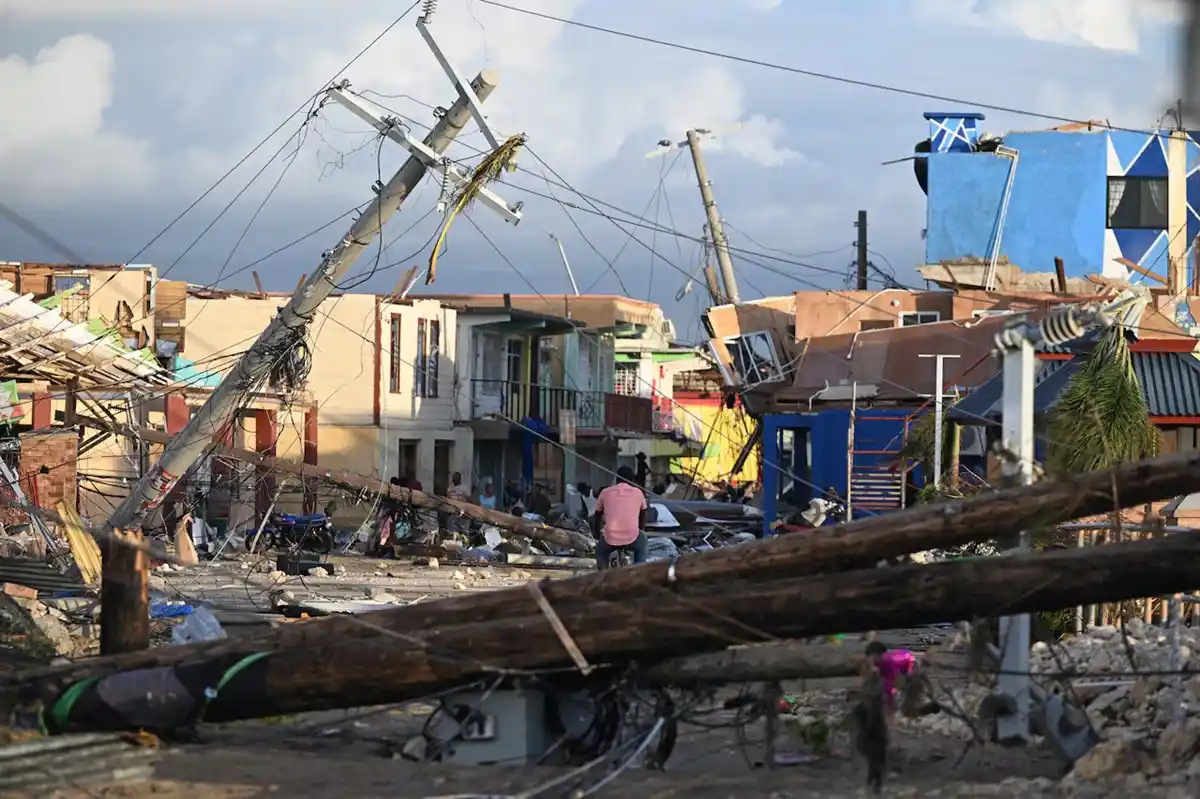 Postes eléctricos caídos tras el paso del huracán Melissa, en Black River, Jamaica, el 29 de octubre.